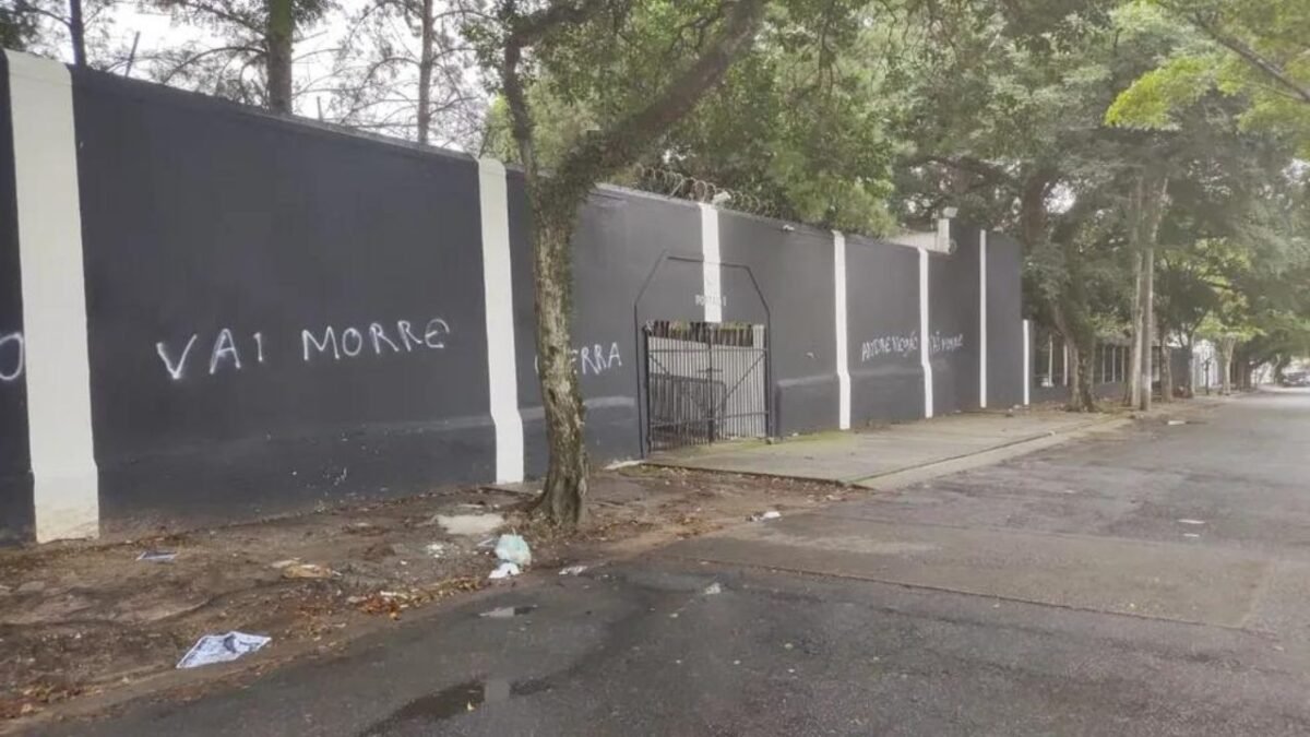 Sede do Corinthians é alvejada por tiros e tem muros
