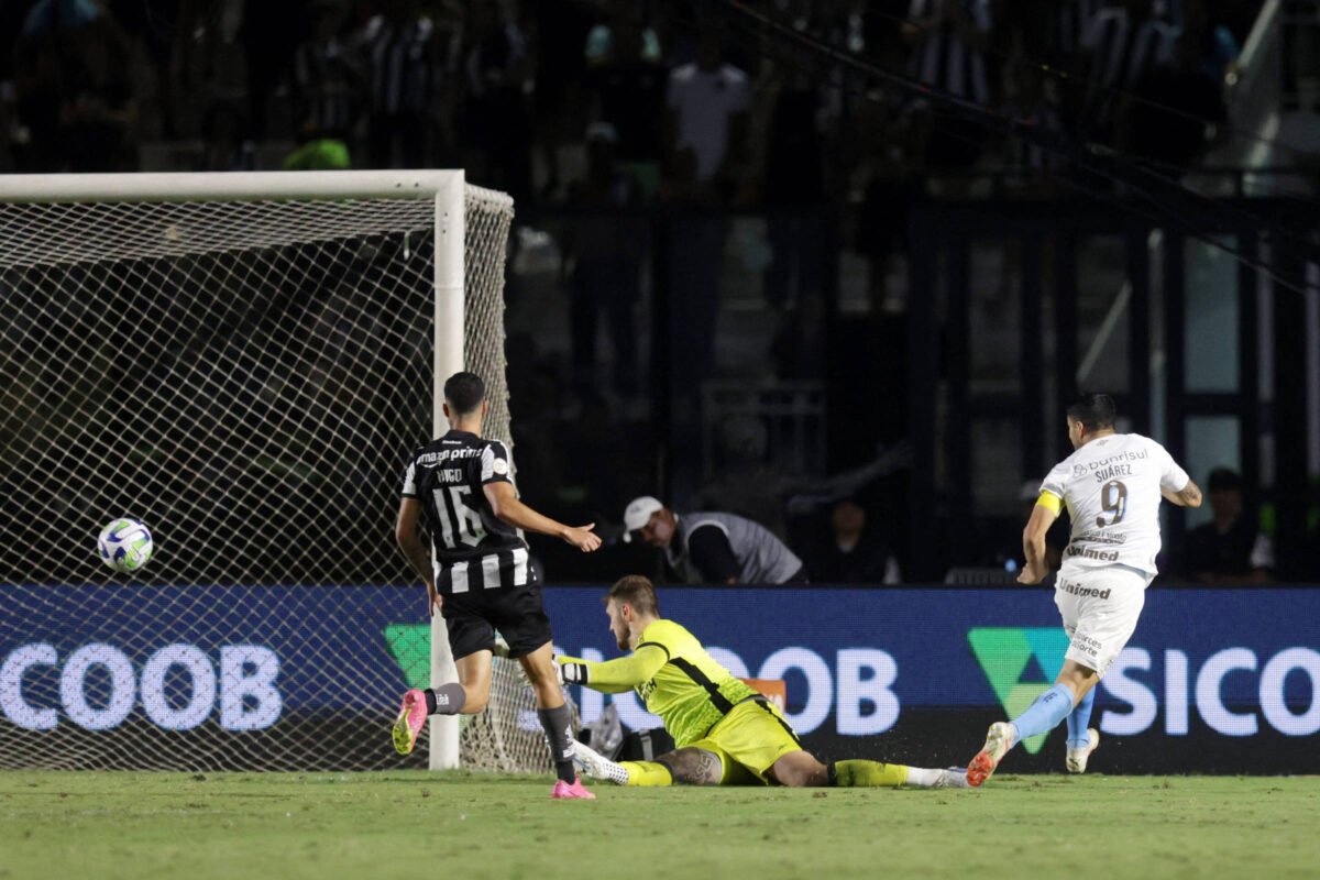 Suárez marca três gols e Grêmio vira sobre o Botafogo