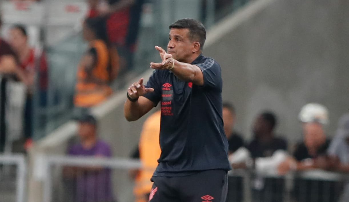 Técnico minimiza críticas e diz que o "Athletico não desiste