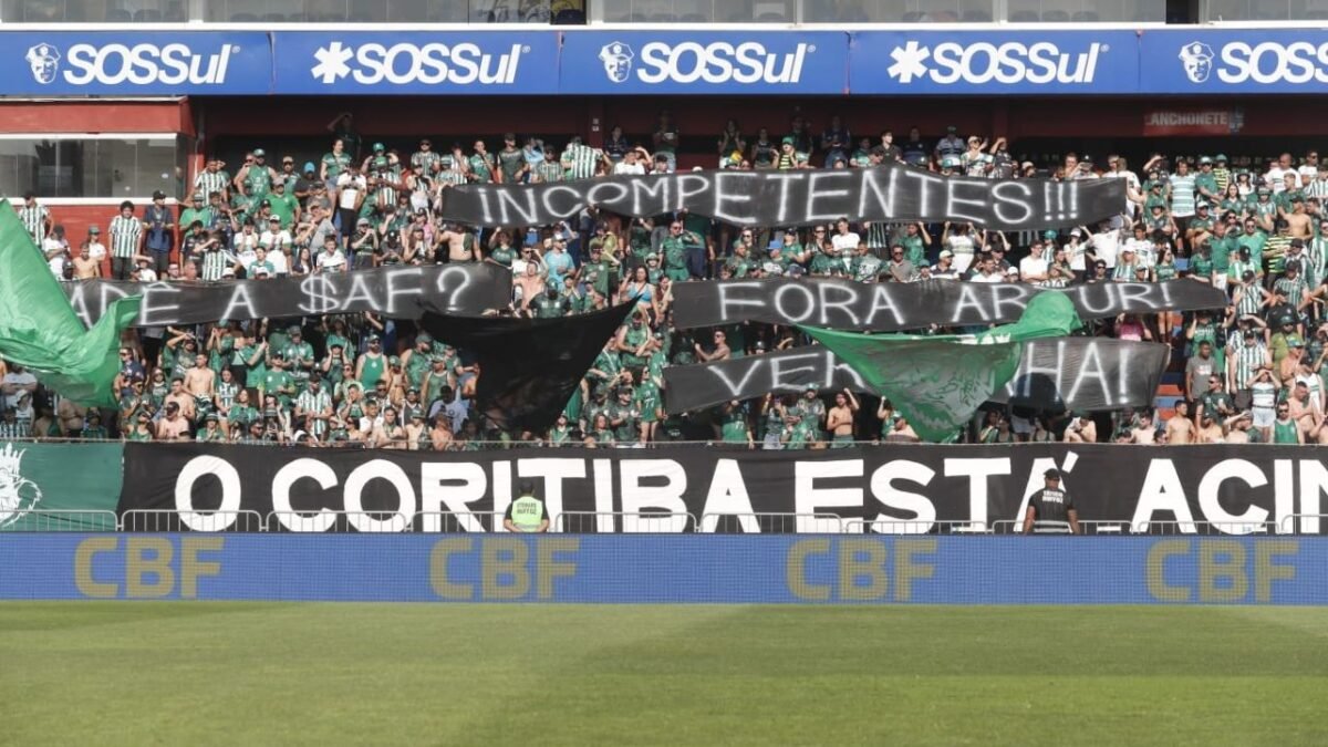 Torcida do Coritiba cobra SAF, Kosloski e pede saída de