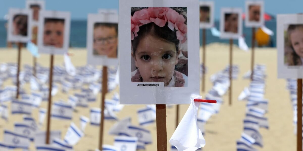 Um mês após ataque do Hamas, ato no Rio homenageia