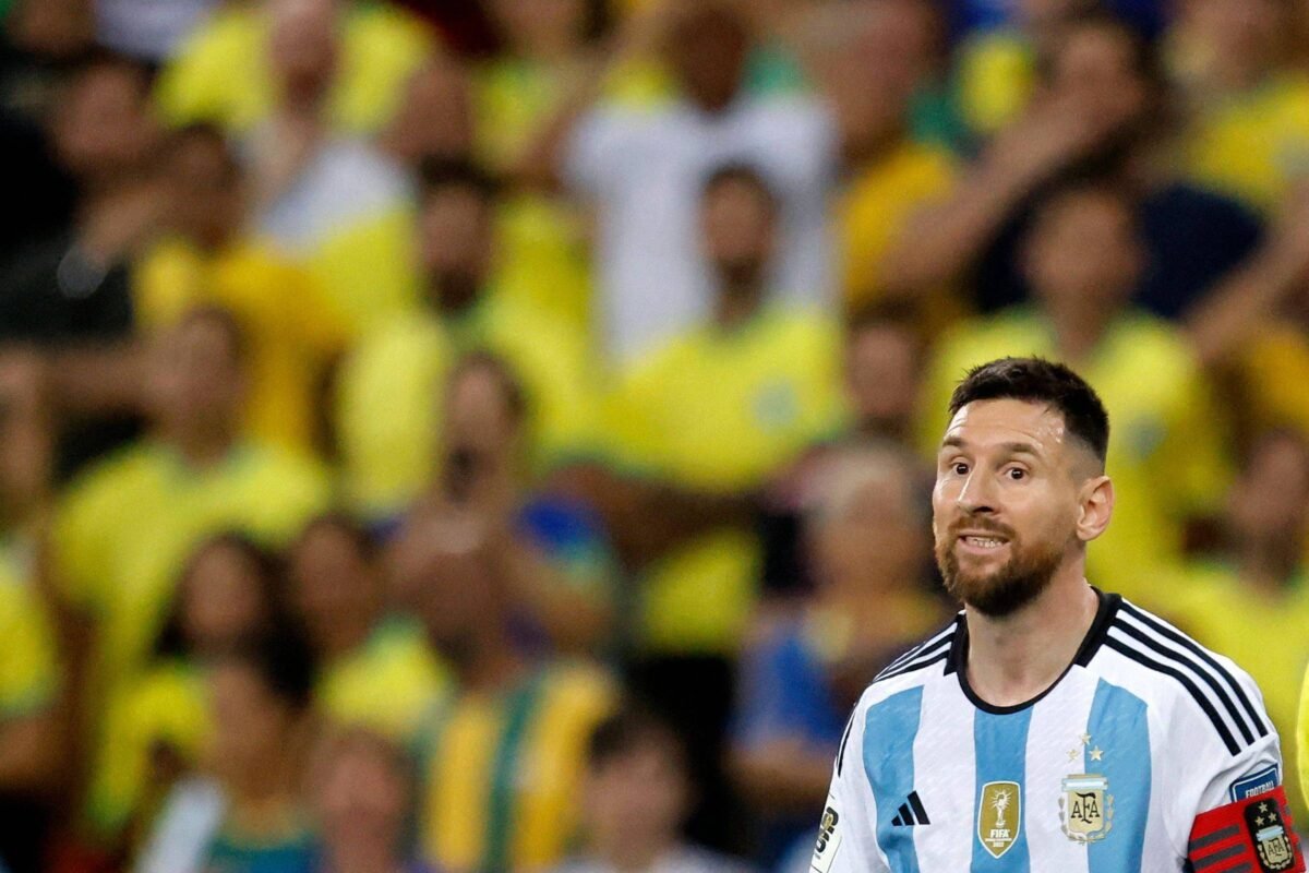 Vaiado e aplaudido, Messi diz que jogo ficou secundário -