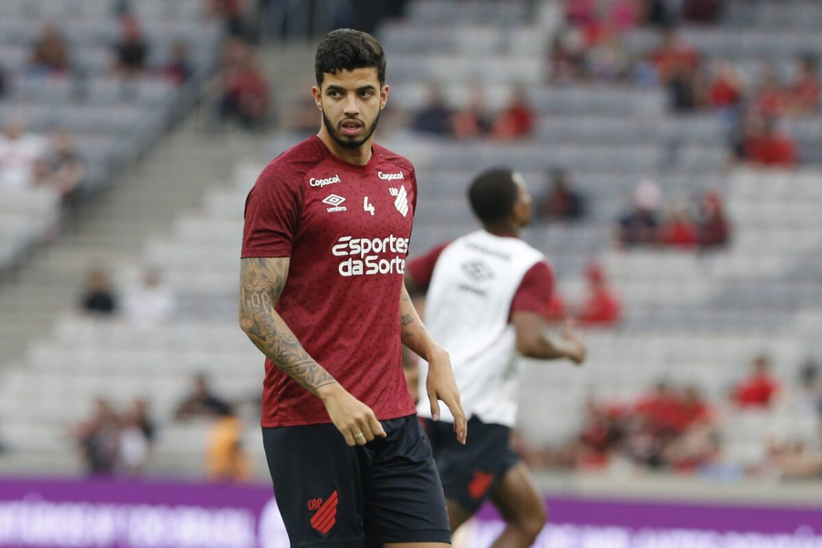 Zagueiro do Athletico doa R$ 1,5 mil para ajudar em