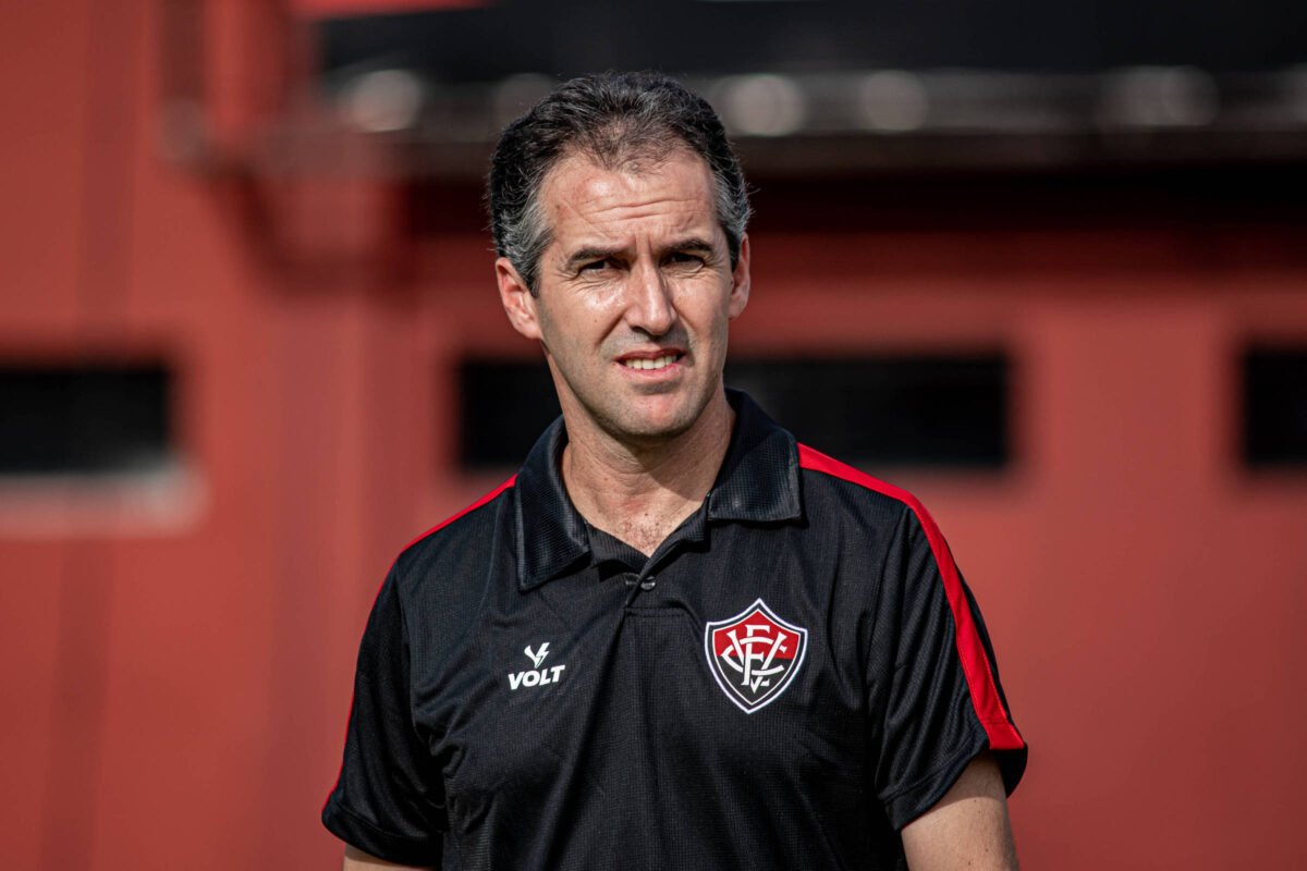 Alvo do Santos, Condé deve ficar no Vitória - 15/12/2023