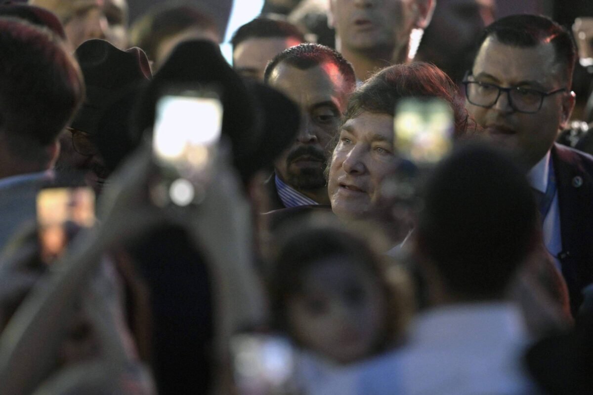 Argentina cortará benefício social de quem bloquear ruas - 18/12/2023