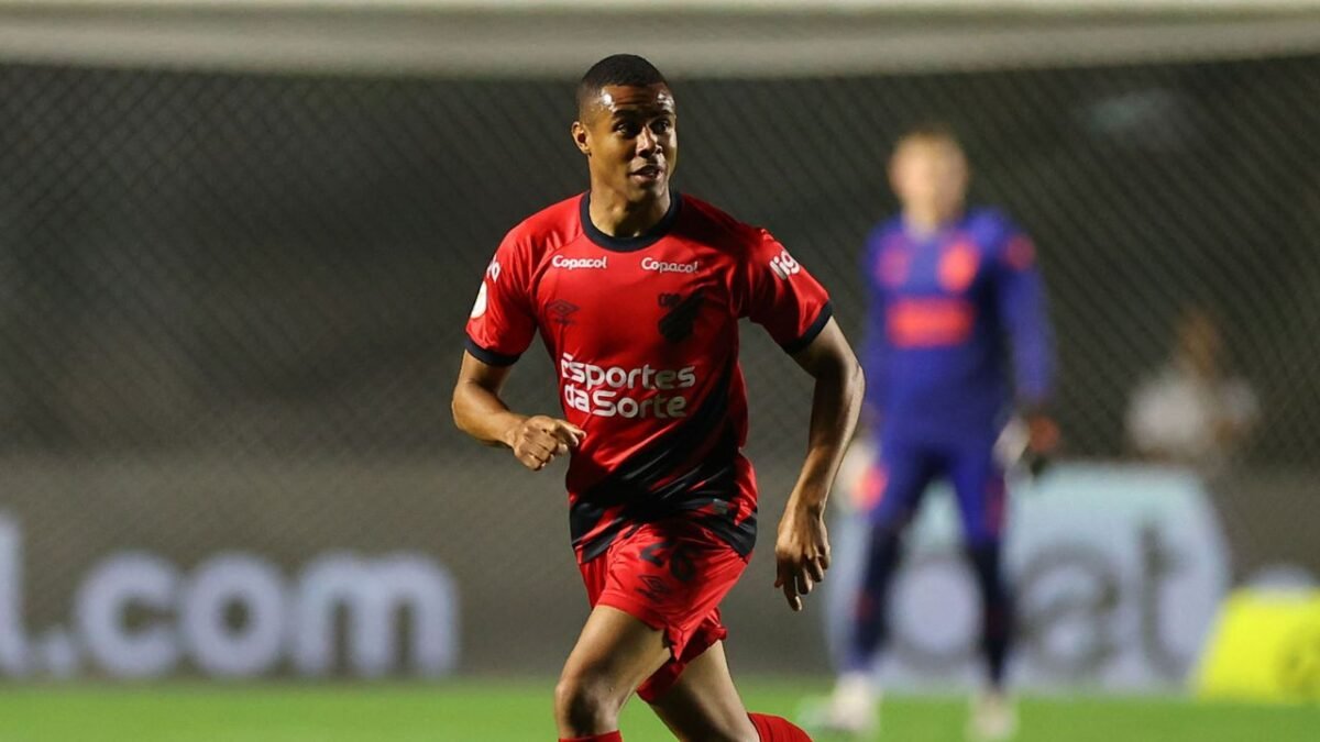 Athletico nega proposta do Corinthians por volante Erick