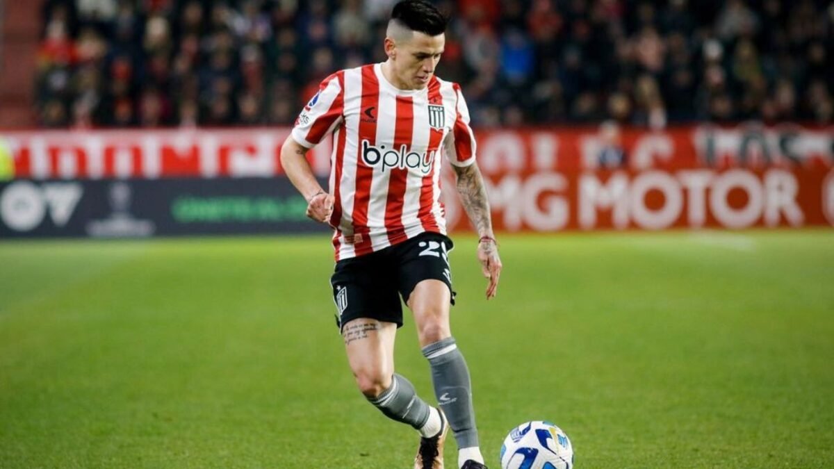 Athletico supera Corinthians e fecha com lateral argentino