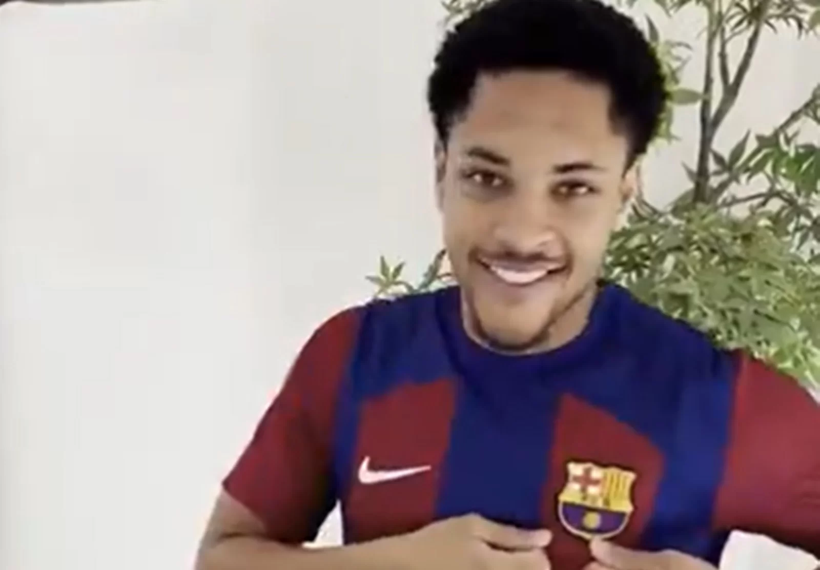 Barcelona anuncia Vitor Roque como presente de Natal à torcida