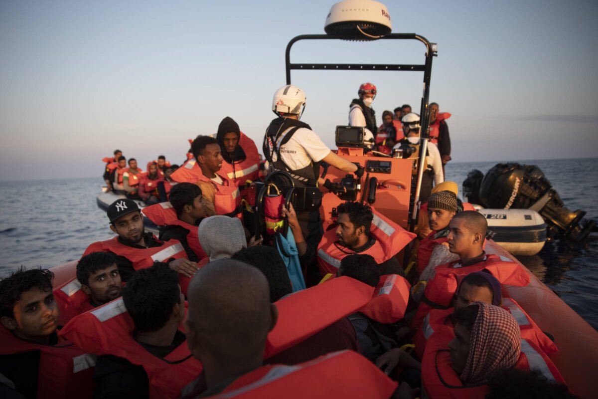 Barco com 86 imigrantes naufraga na Líbia - 16/12/2023 -