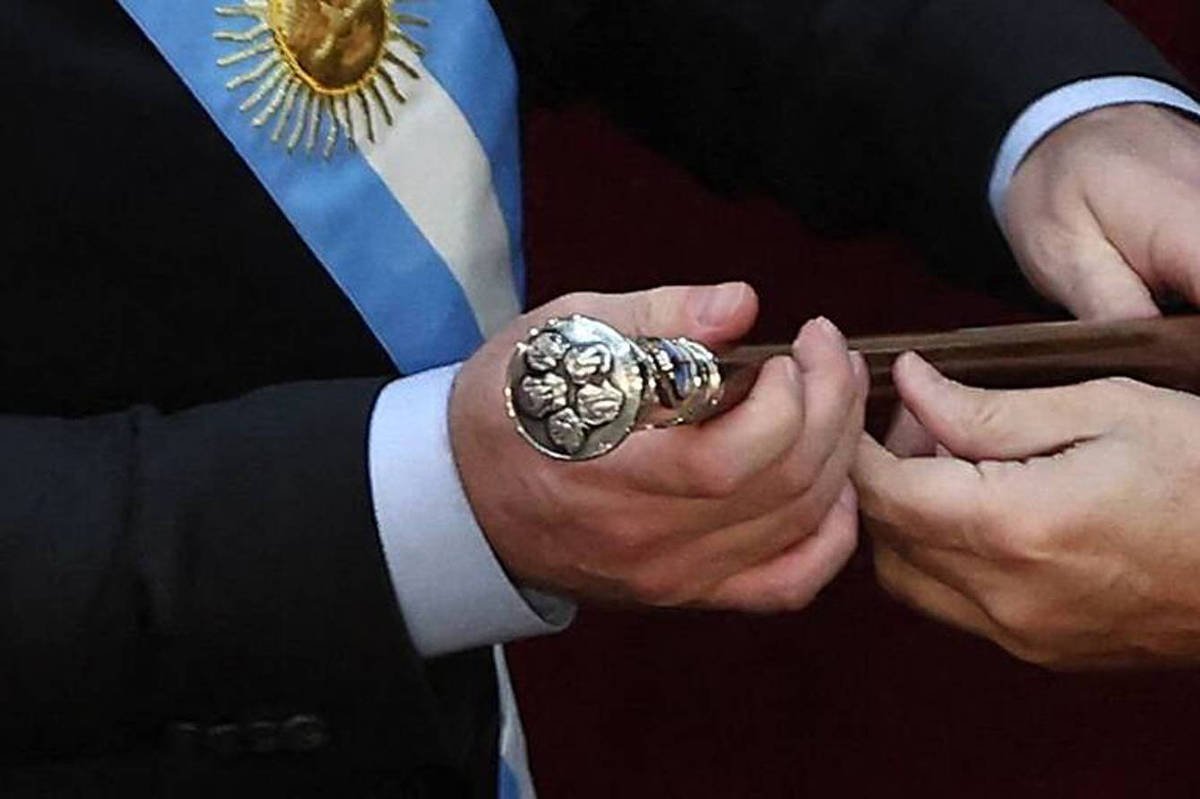 Bastão da Presidência de Milei tem o desenho de seus