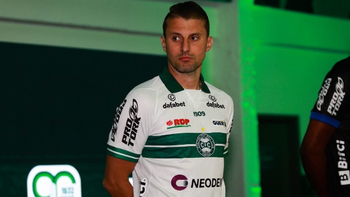 CEO do Coritiba explica liberação antecipada do zagueiro Henrique