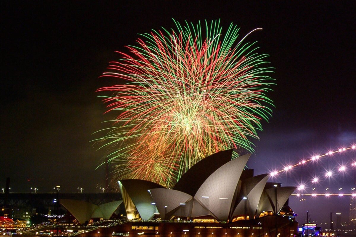 Com fogos e festas, já é 2024 em parte do