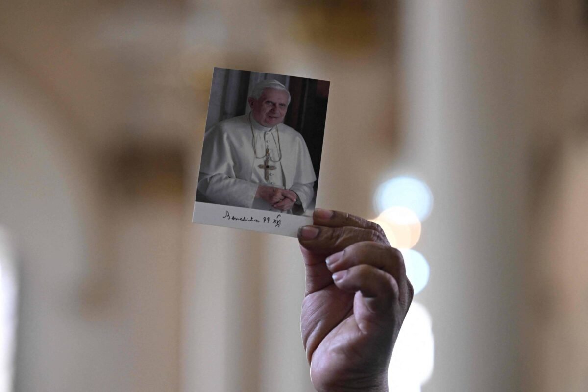 Conservadores miram legado de Bento 16 e desafiam Vaticano -