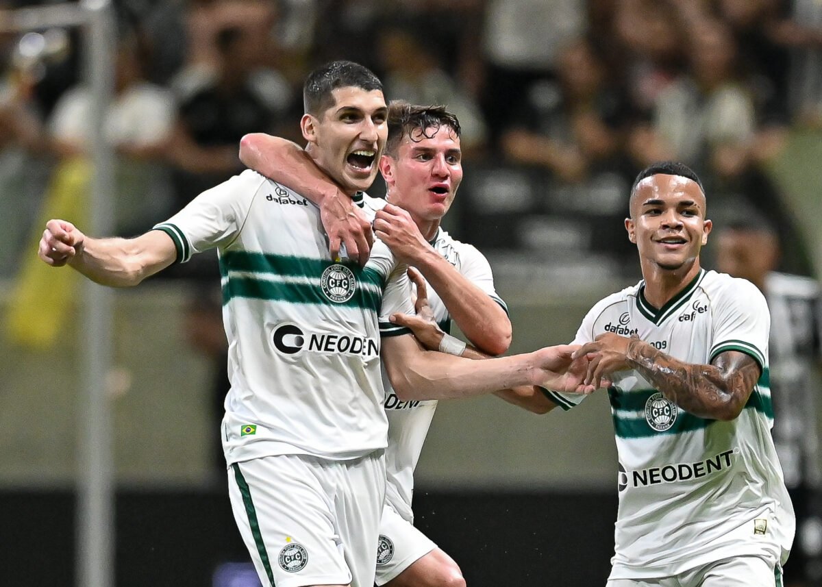 Coritiba compra direitos do volante Matheus Bianqui