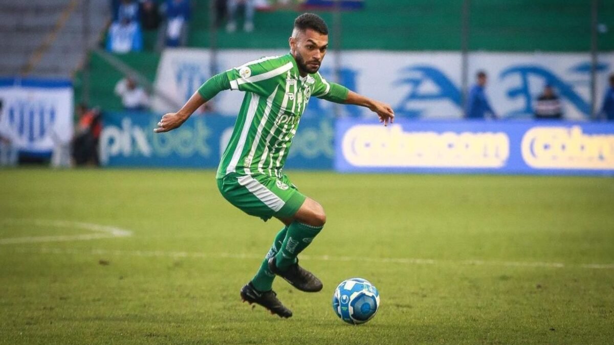 Coritiba confirma Vini Paulista como terceiro reforço para 2024