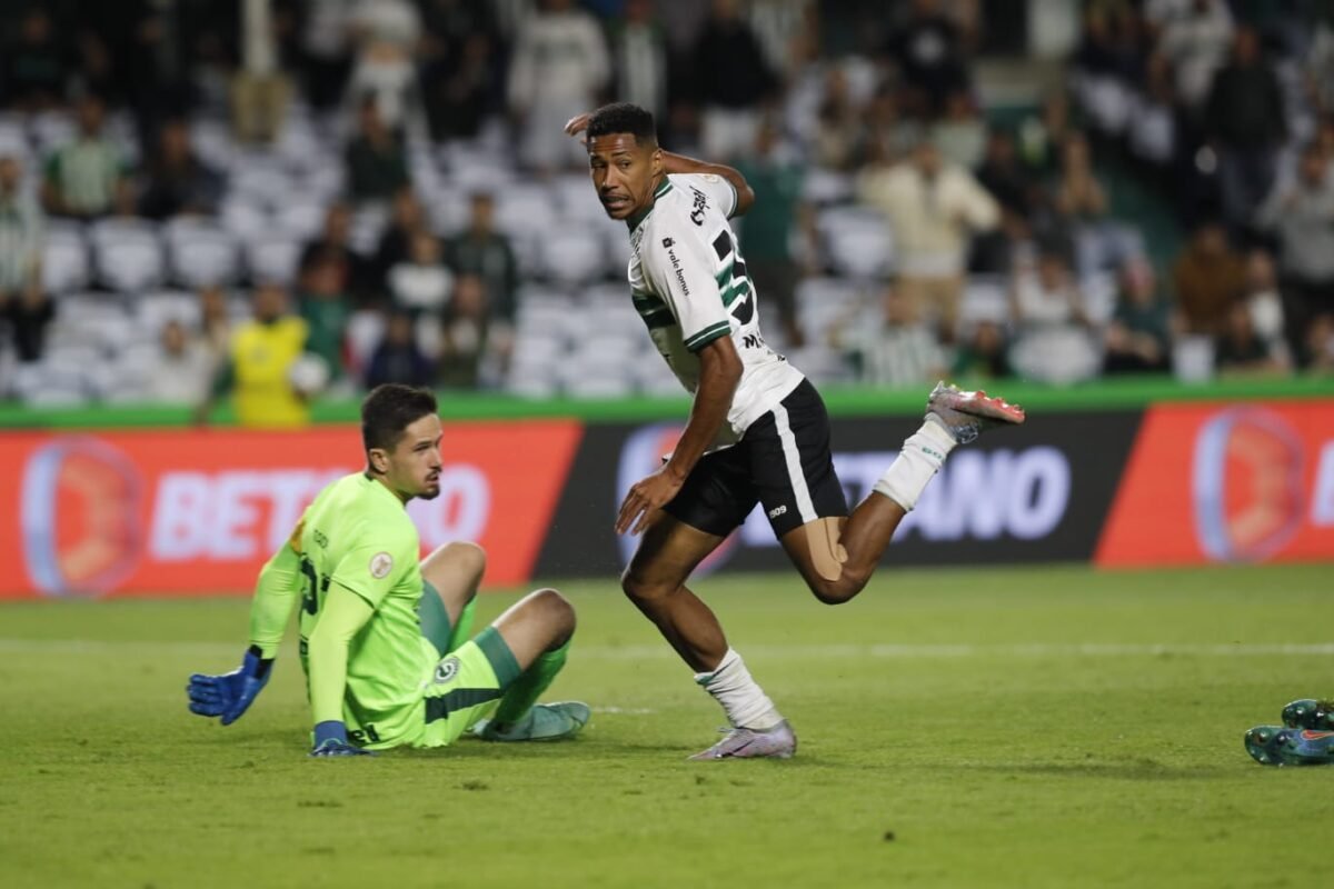 Coritiba confirma saída de atacante e empresta goleiro ao Maringá