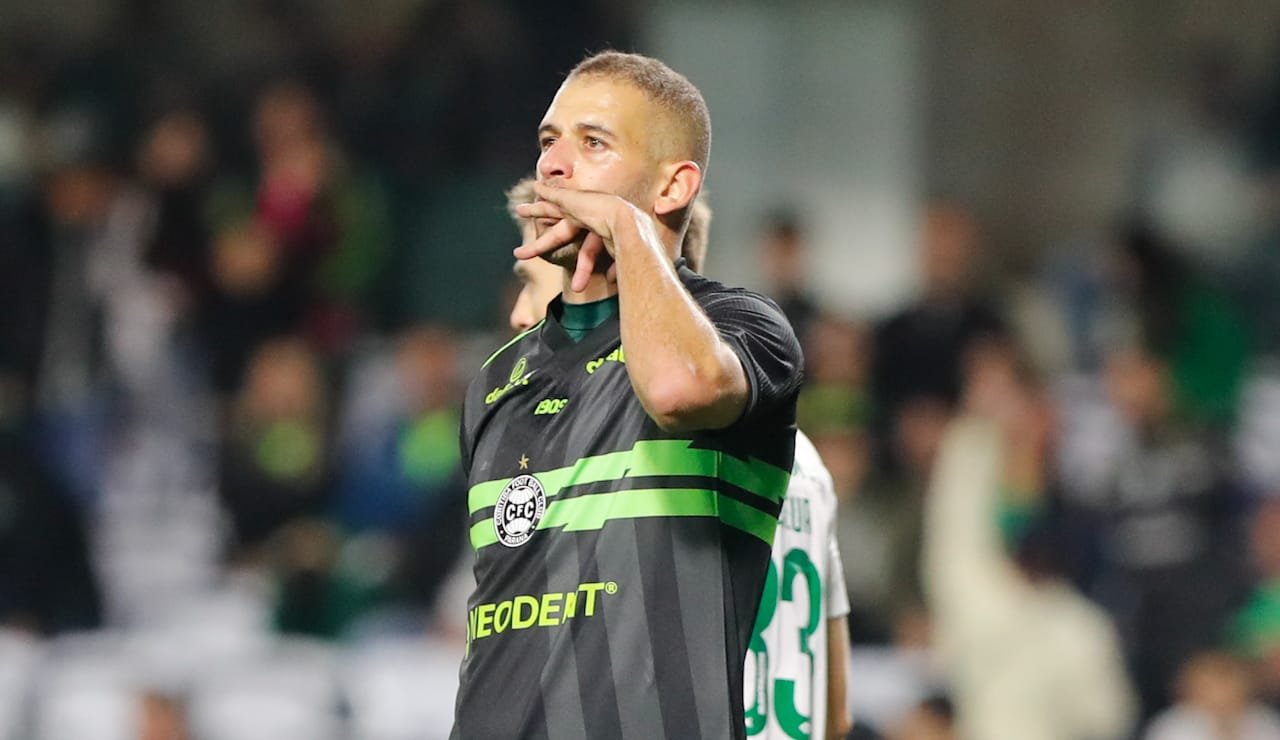 Coritiba perde atacante Slimani para o início do Paranaense