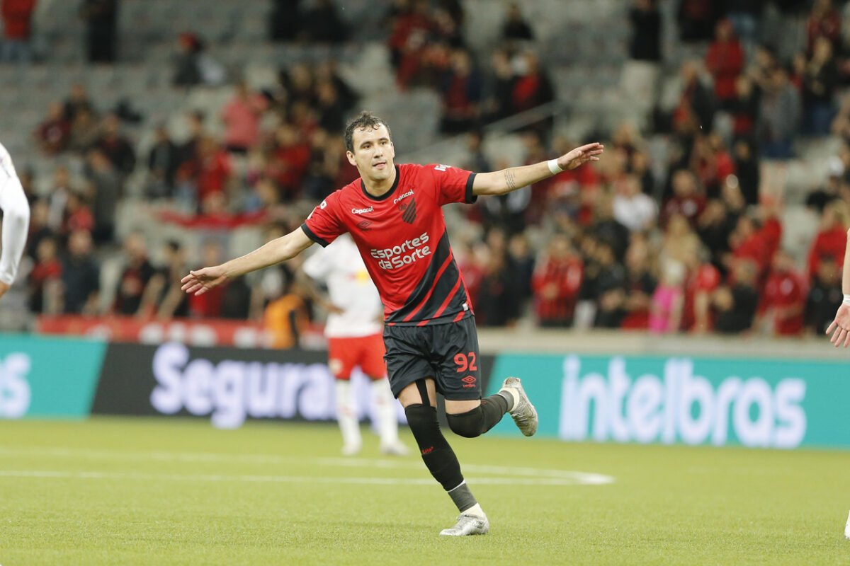 Depois de Fernandinho, Athletico renova com Pablo por dois anos