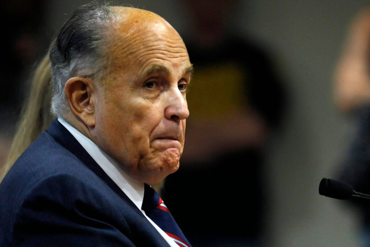 EUA: Ex-advogado de Trump é condenado por falsa denúncia -