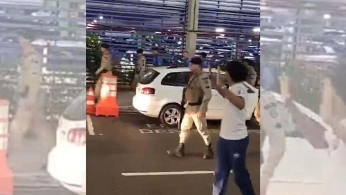 Elenco do Bahia é alvo de críticas em protesto da