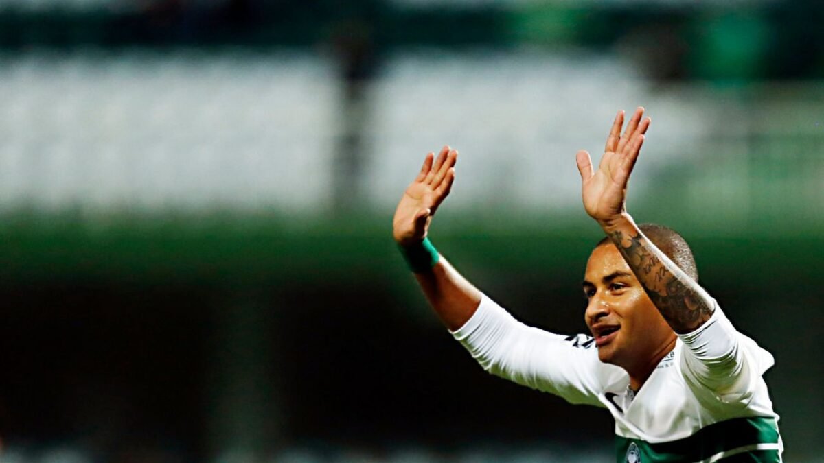 Ex-Coritiba e Paraná, atacante anuncia aposentadoria