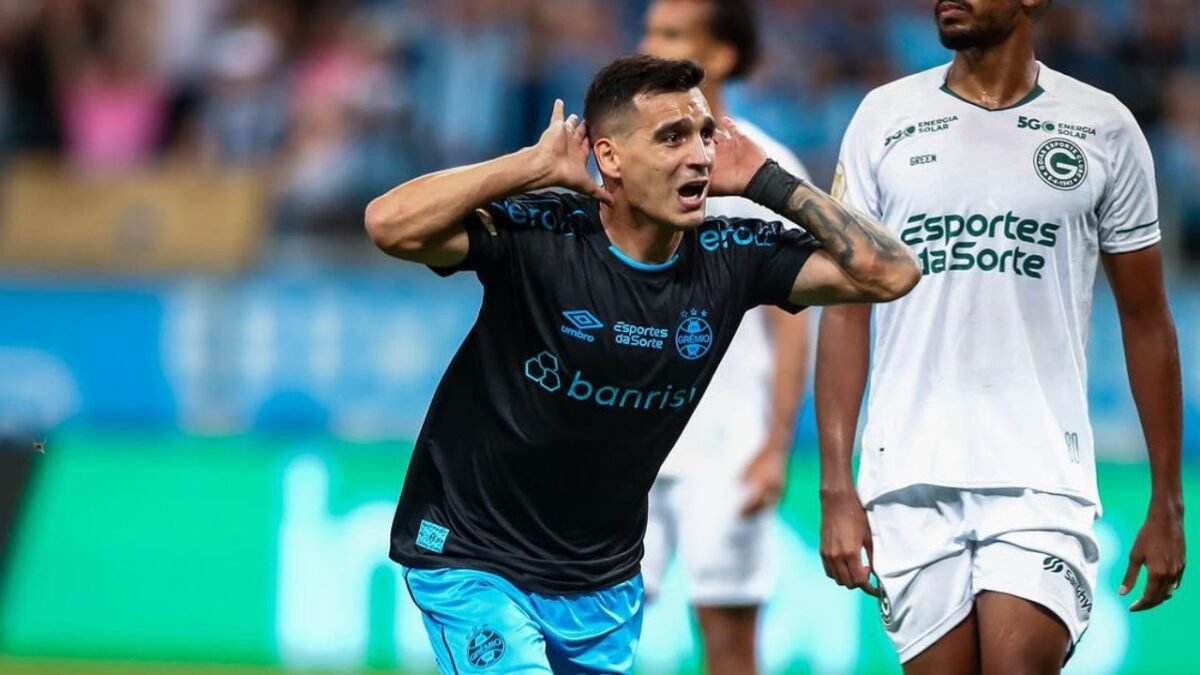Grêmio vence de virada, rebaixa o Goiás e confirma vaga