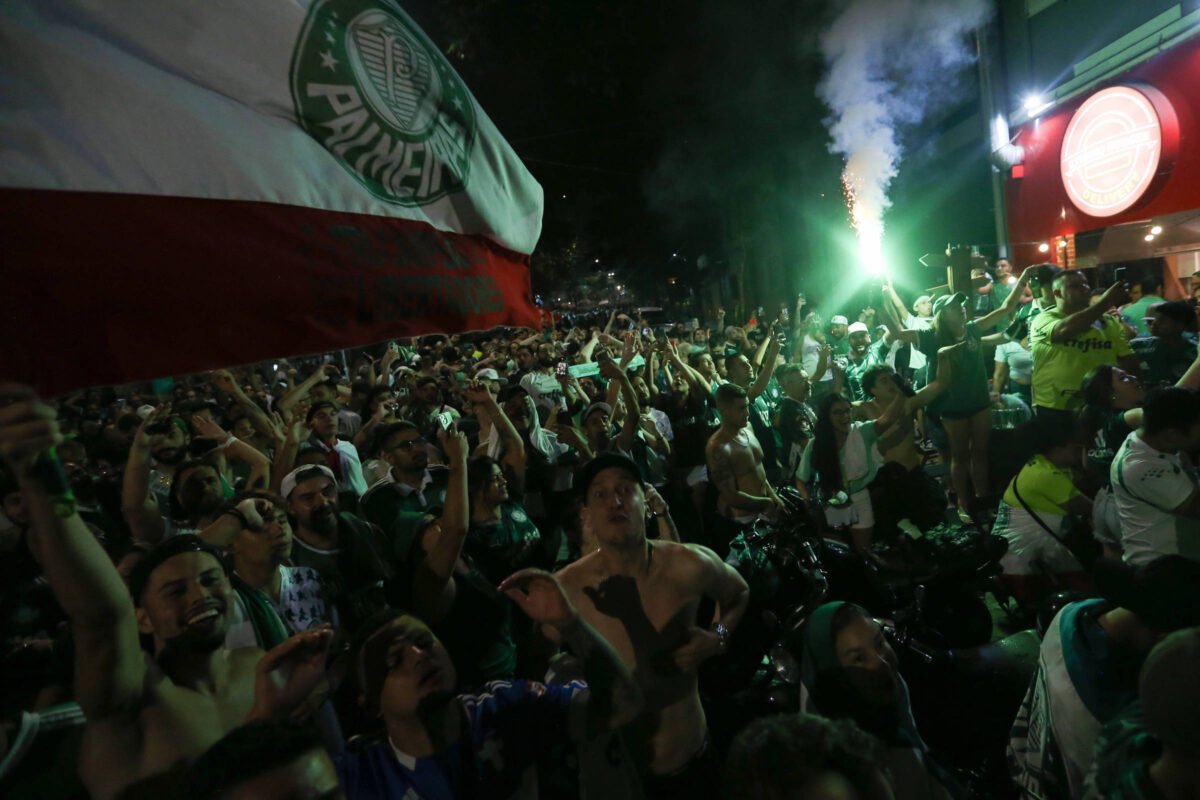 Jogadores do Palmeiras desembarcam em Guarulhos e seguem para festa