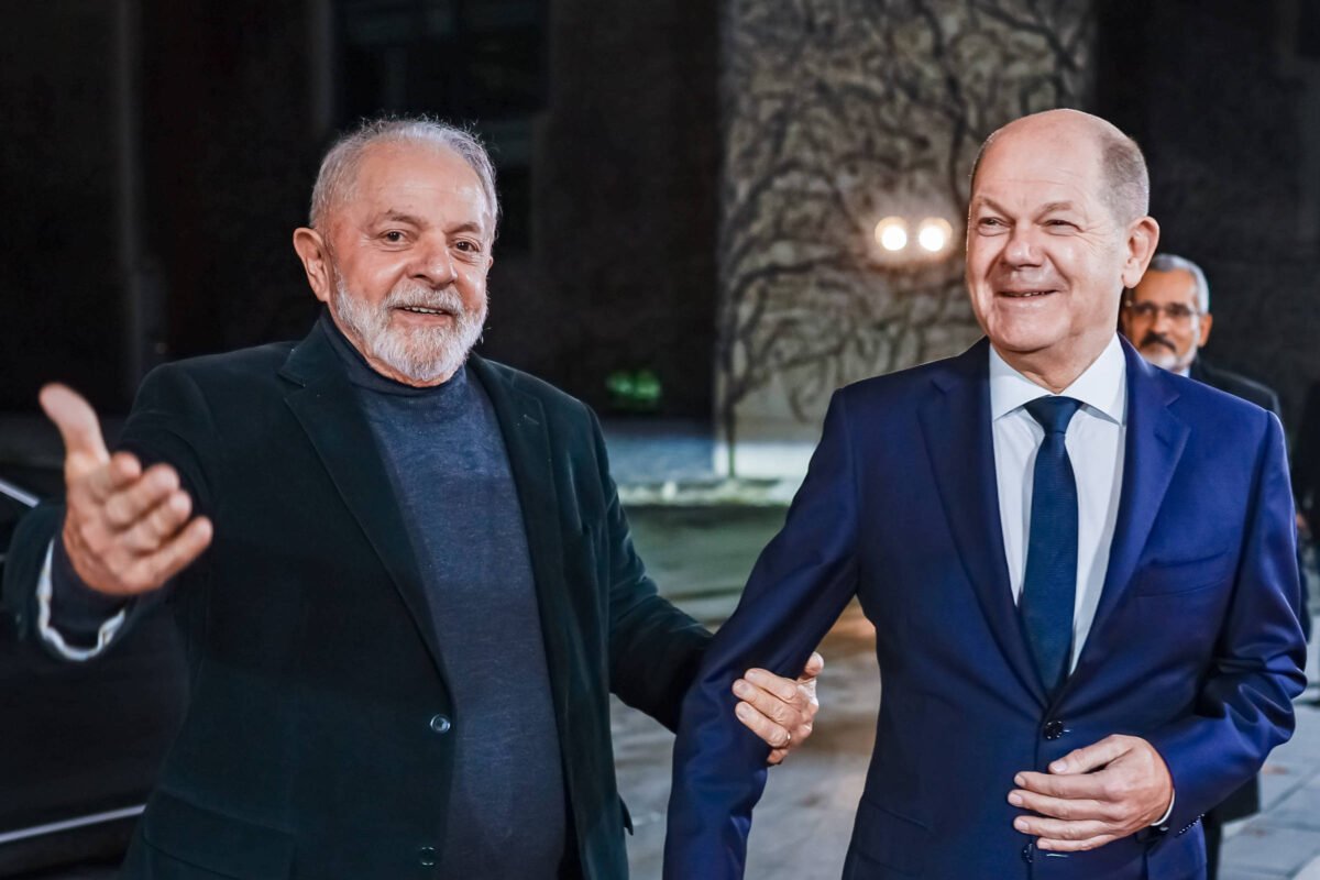 Lula viaja à Alemanha para reforçar laços com país -