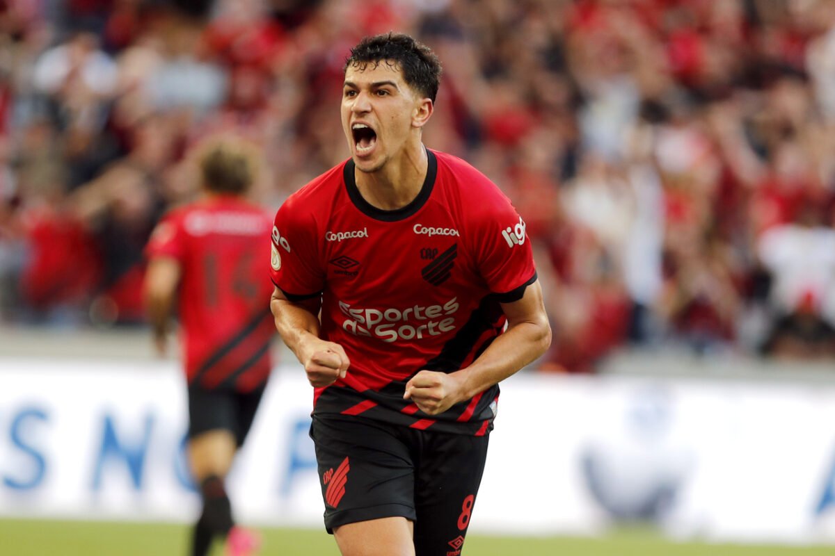 Meia do Athletico é sondado por clube japonês