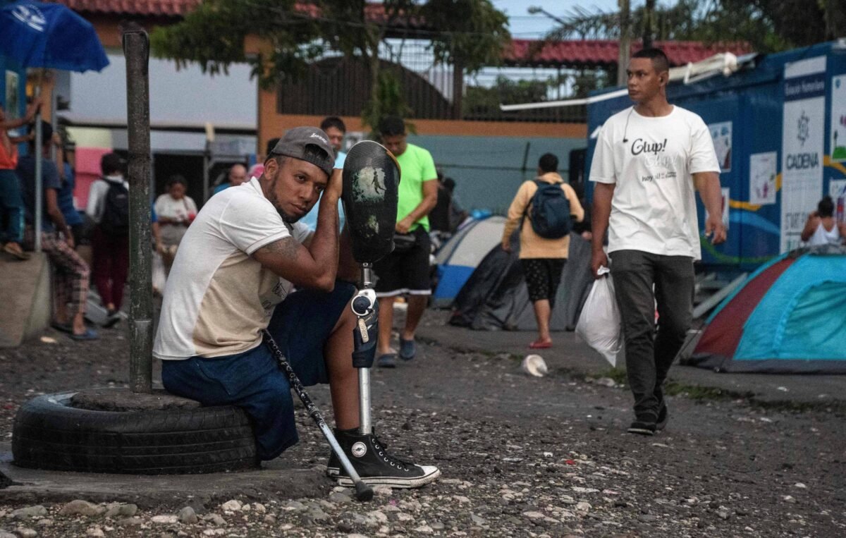 Migrante com uma perna cruzou 9 países até chegar aos