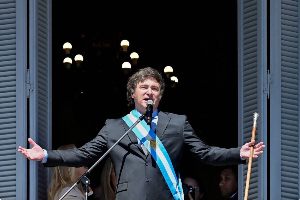 Milei pode taxar brasileiros que estudam na Argentina - 28/12/2023