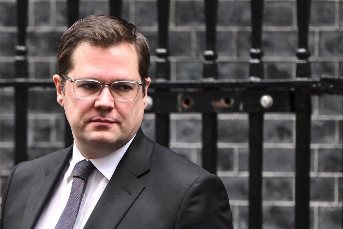 Ministro britânico renuncia após acordo anti-imigração - 06/12/2023 - Mundo