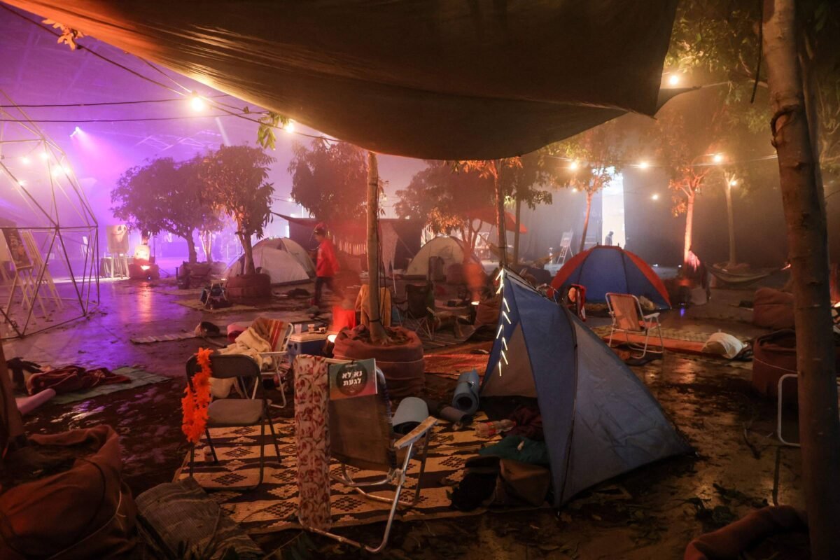 Mostra em Israel recria cenário de rave atacada por Hamas