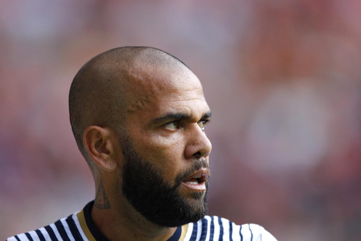 Mulher que acusa Daniel Alves de estupro decide pedir indenização