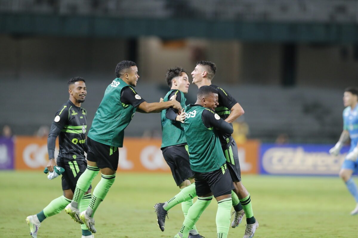 Narrador viraliza nas redes no empate do Coritiba com o