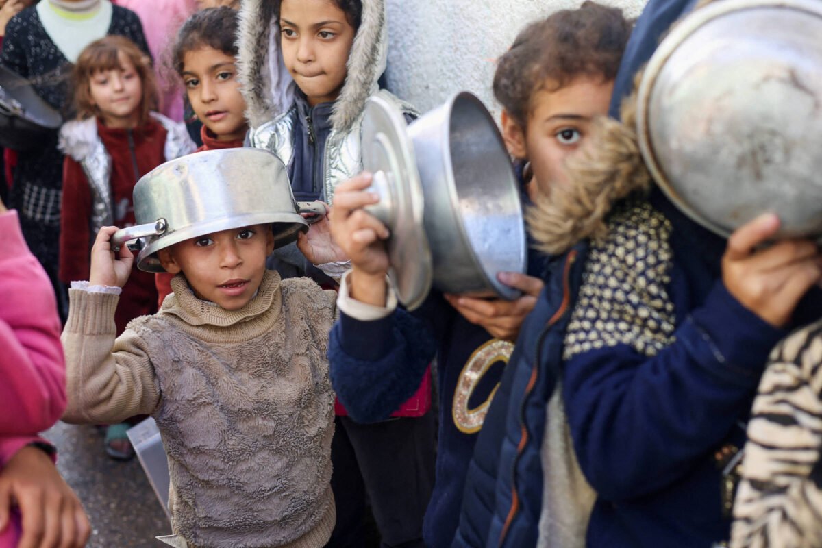 Palestinos com fome interceptam caminhões em Gaza, diz ONU -