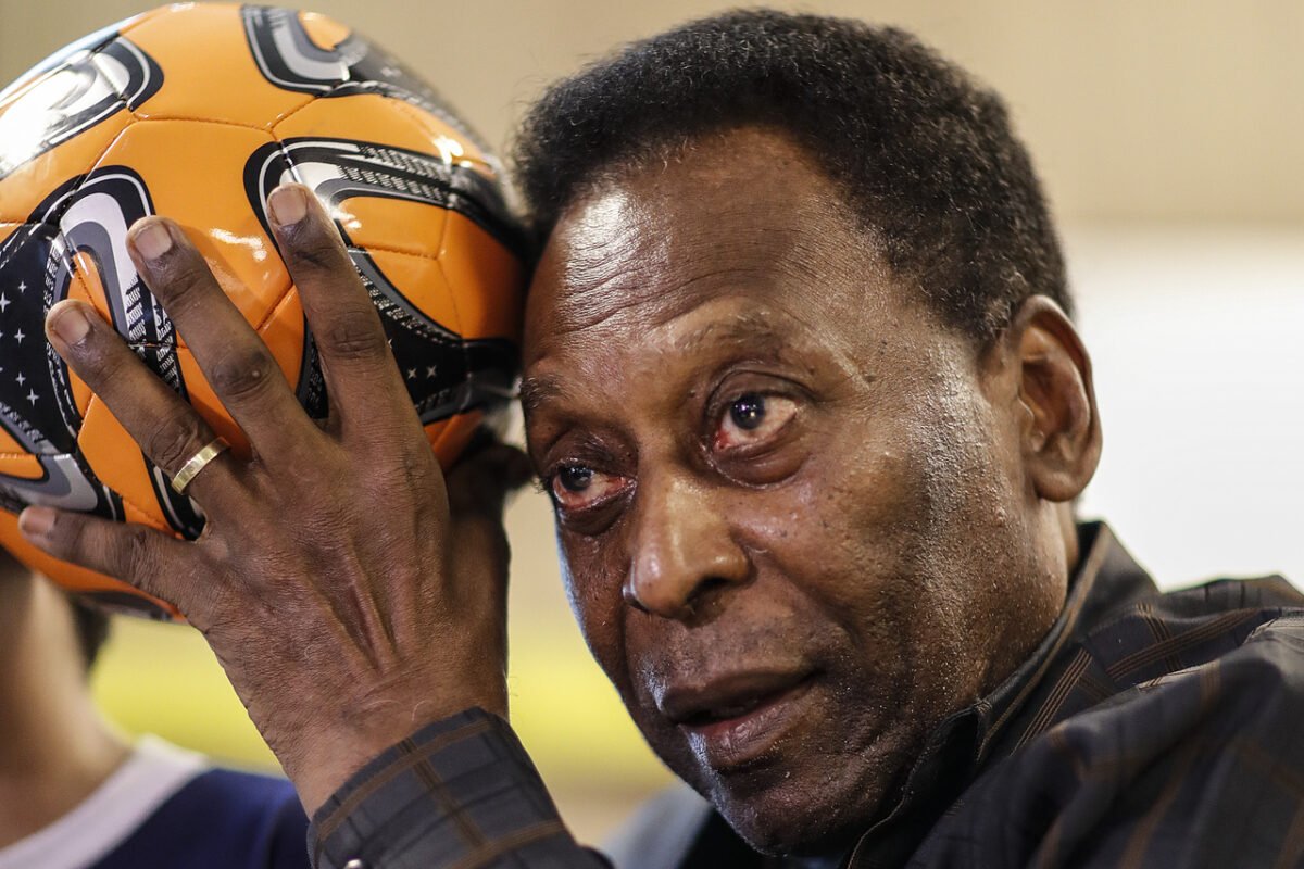 Pelé recebe homenagens do mundo do futebol um ano após