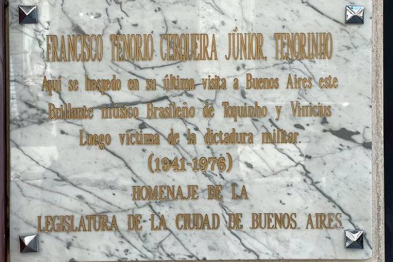 Placa em homenagem a Tenório Jr. retornar a hotel -