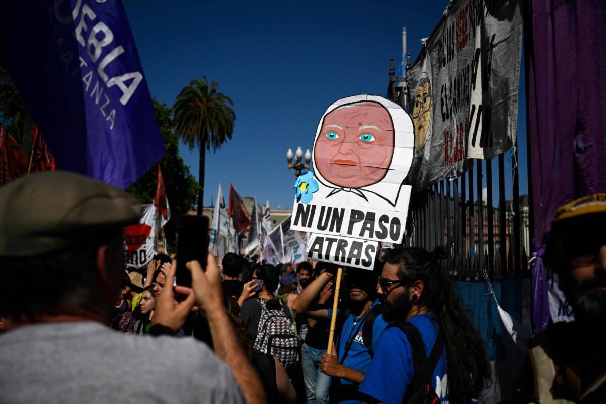 Polícia expulsa indígenas de praça na Argentina - 16/12/2023 -