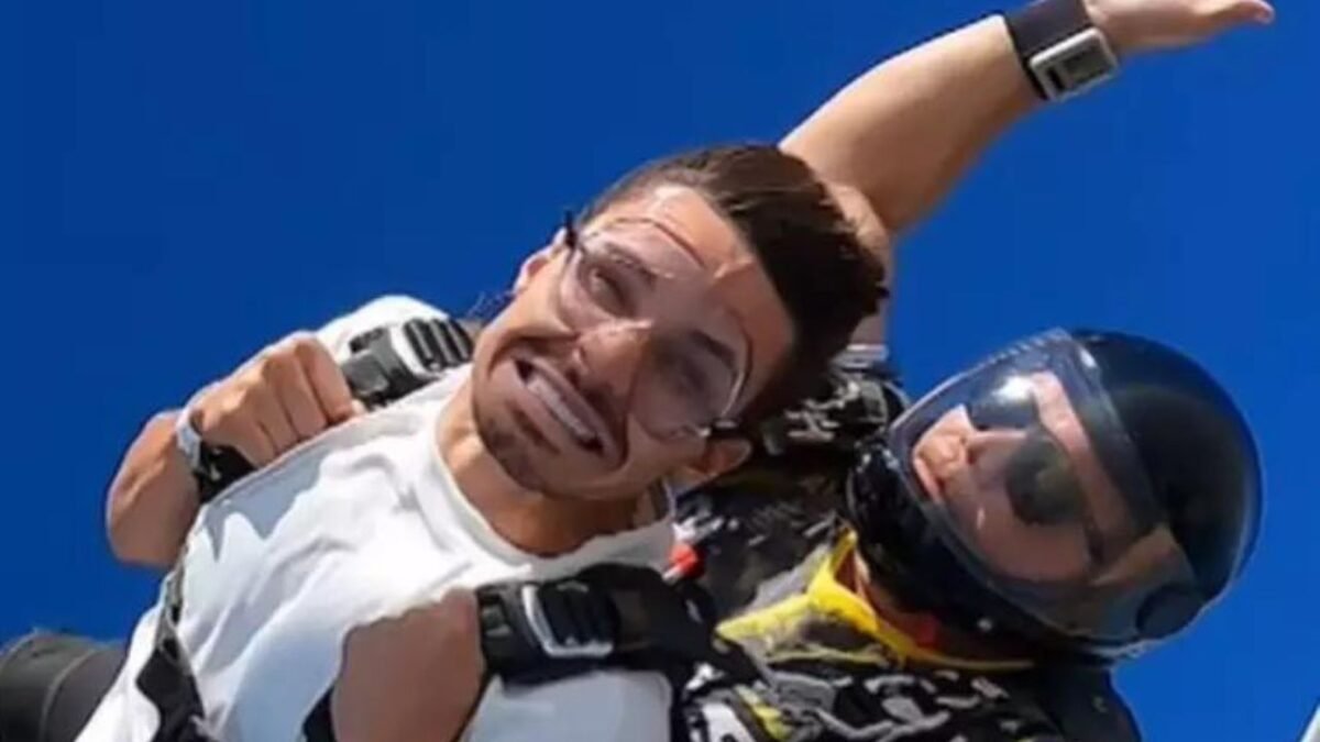 Raphael Veiga supera medo e salta de paraquedas