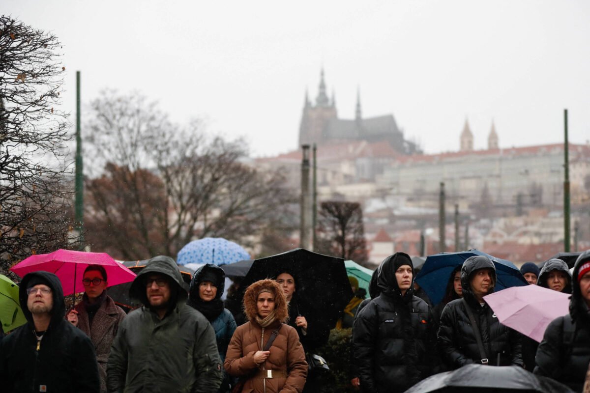 República Tcheca mergulha em luto, sob chuva e neve, em