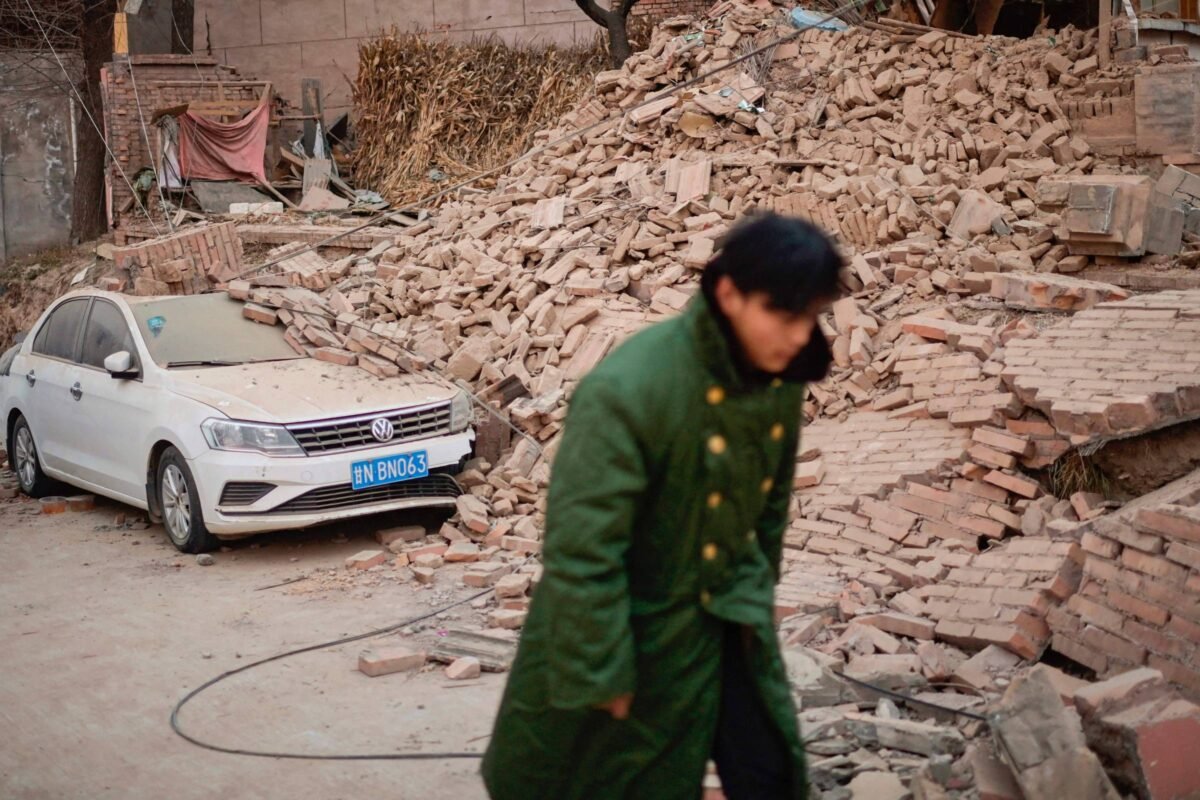 Socorristas enfrentam frio recorde na China em busca de sobreviventes