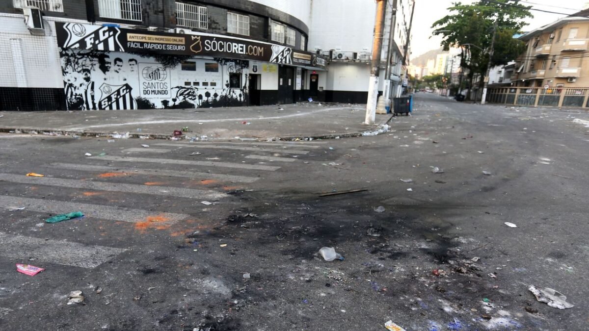 Torcedores do Santos invadem Vila um dia após rebaixamento