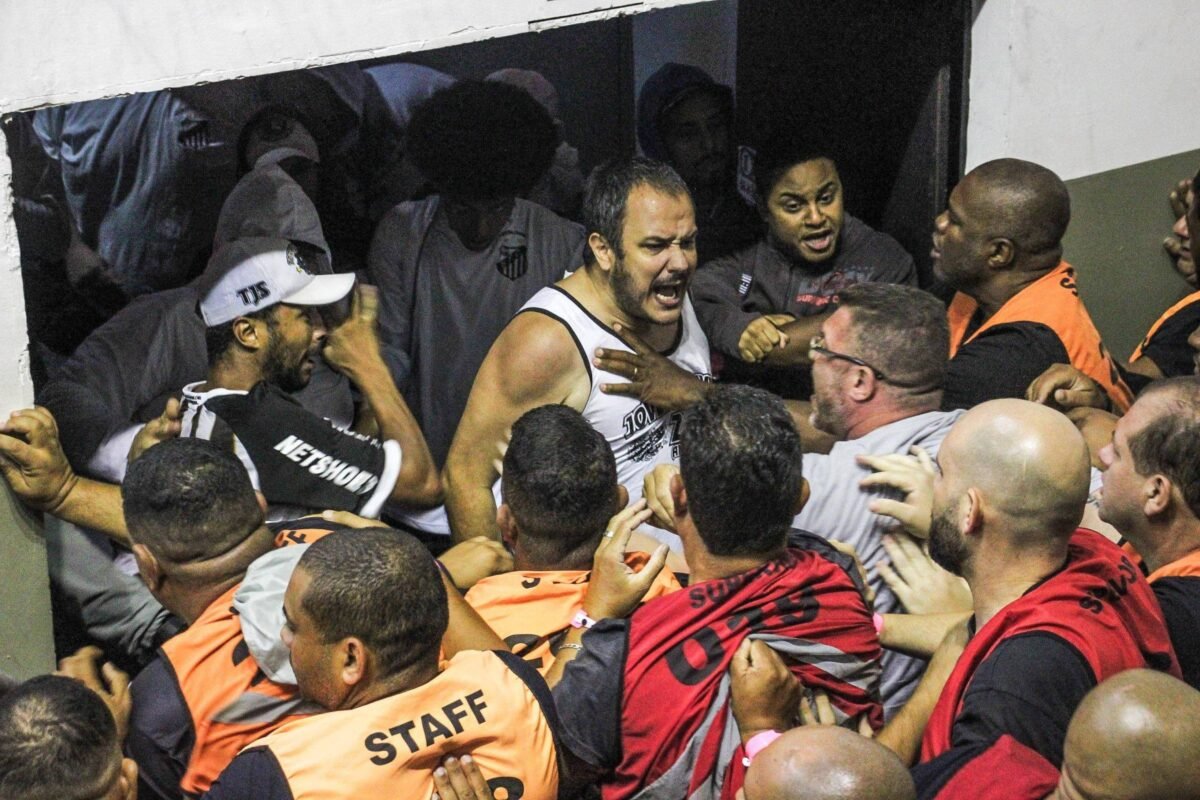 Torcedores do Santos tentam invadir eleição do clube - 09/12/2023