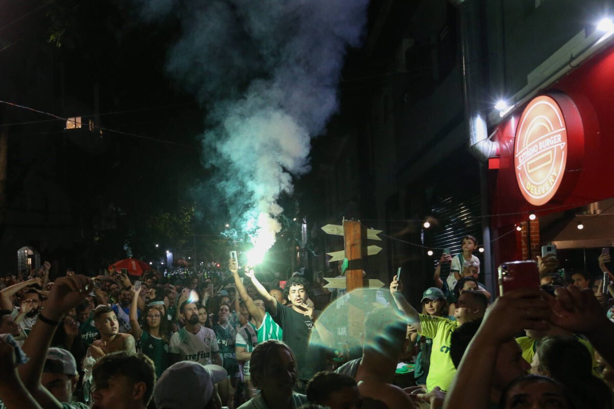 Torcida do Palmeiras grita 'fica, Abel' no Mineirão - 07/12/2023