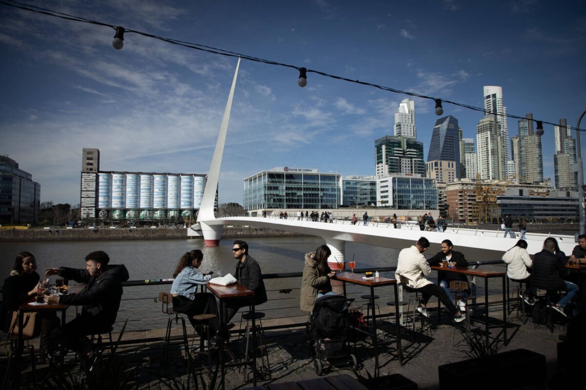 Viajar para a Argentina vai ficar mais caro com Milei?