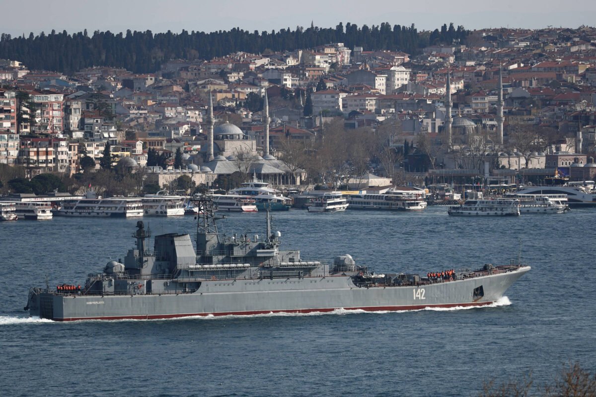 Vídeo: Ucrânia ataca navio militar da Rússia na Crimeia -