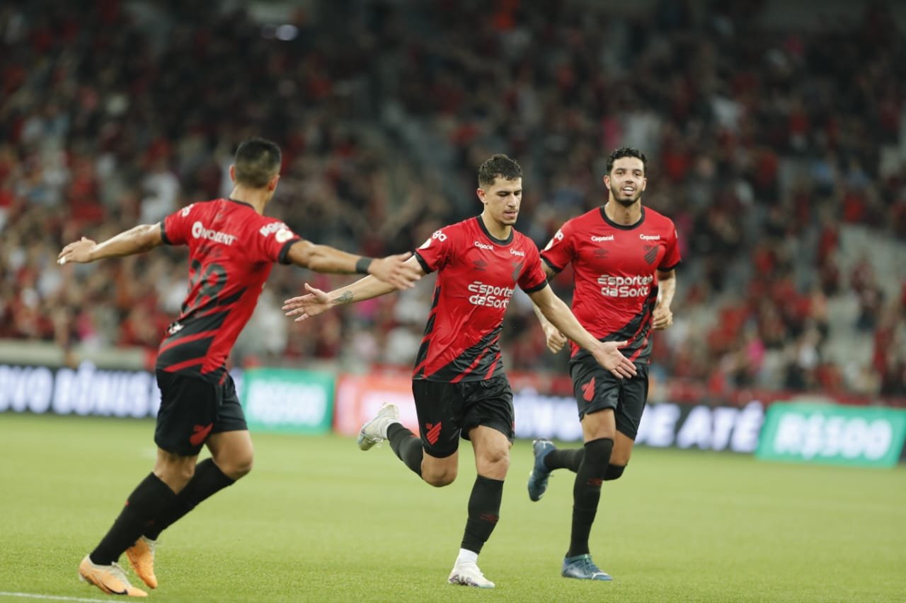 Vitor Bueno lamenta campanha do Athletico na Arena