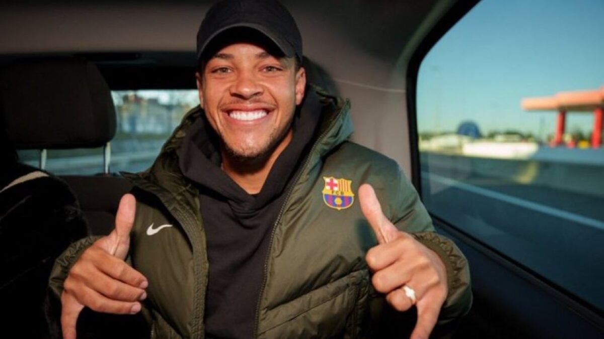 Vitor Roque chega a Barcelona e aguarda por estreia