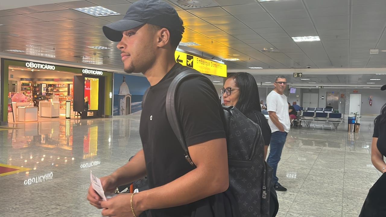 Vitor Roque embarca para se apresentar ao Barcelona
